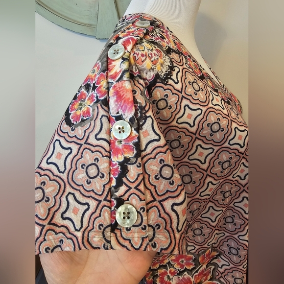 One World Live And Let Live Size Medium V-neck Mixed Media T-Shirt Floral Tiles - Picture 2 of 8